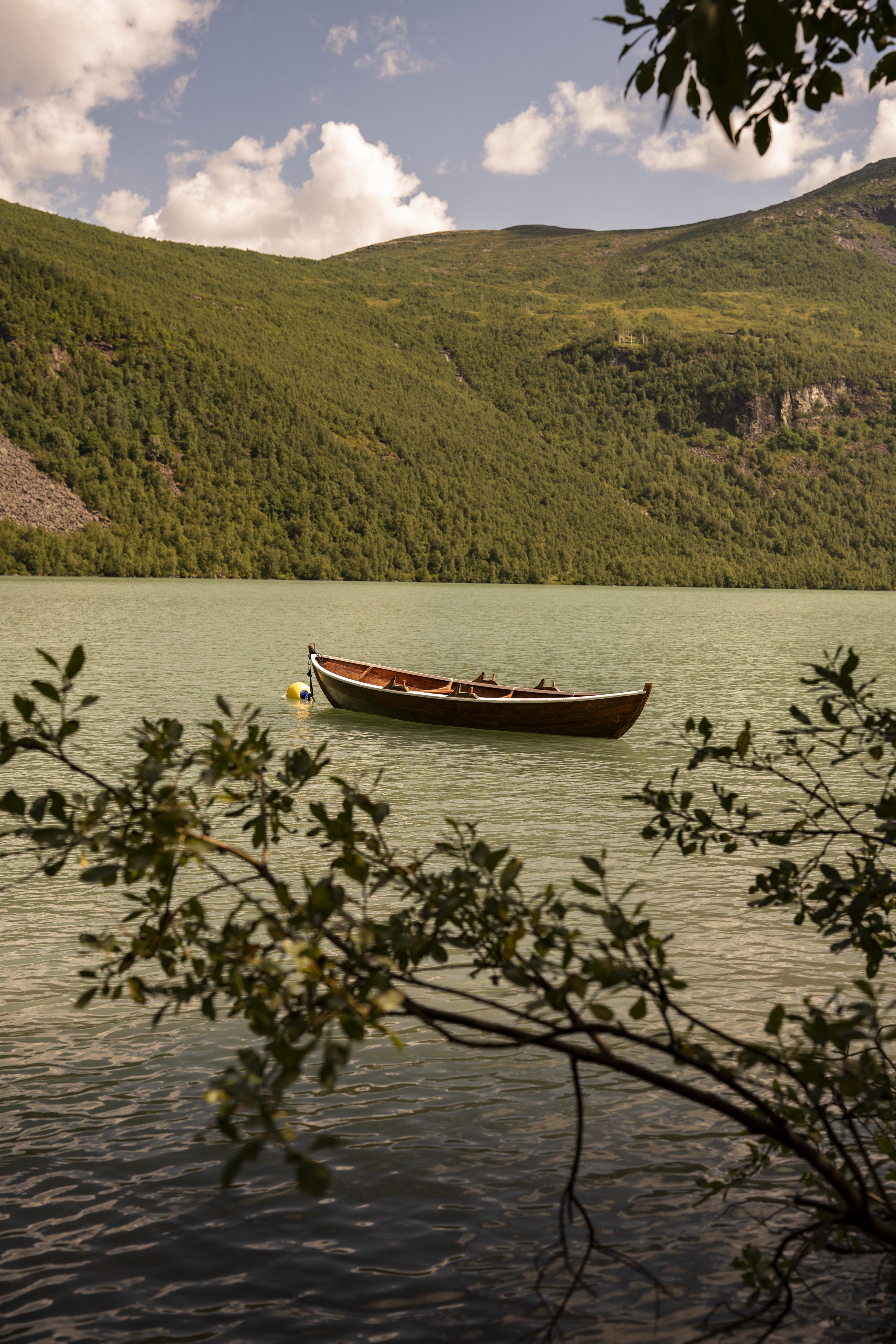 SETERNAUST: Ved Herddalsvannet ligger flere naust som tilhører setrene. Før veien kom i 1960, rodde man over vannet med alt fra dyr, melk og høy. Det gikk også en liten sti ved siden av, men mye av høyet ble mellomlagret i nausta ved det turkise vannet.
