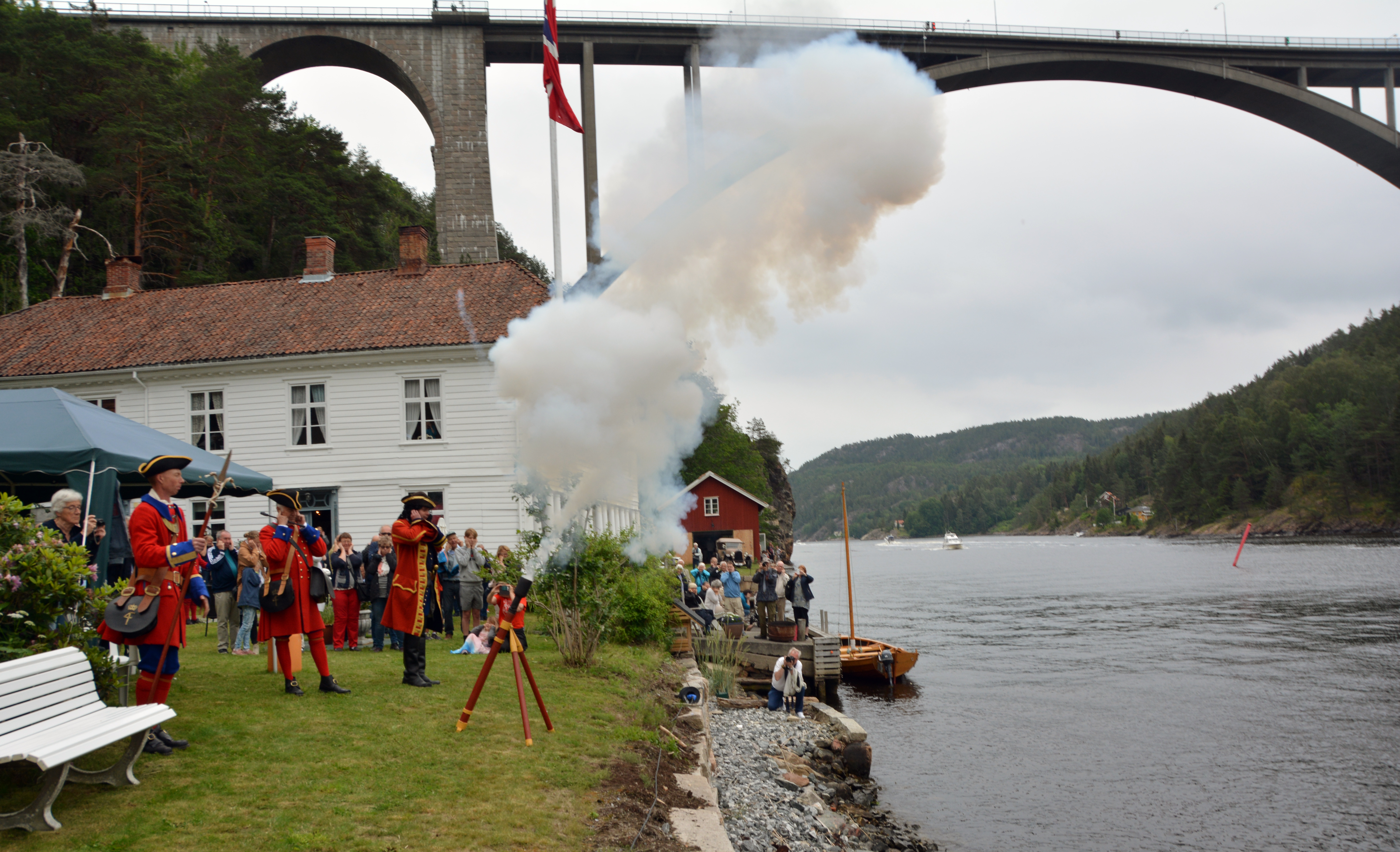 Hagefest for alle på fergestedet Gamle Svinesund, med salutt under gamle Svinesundbroen av Fredriksten Artillerie Compagnie. 