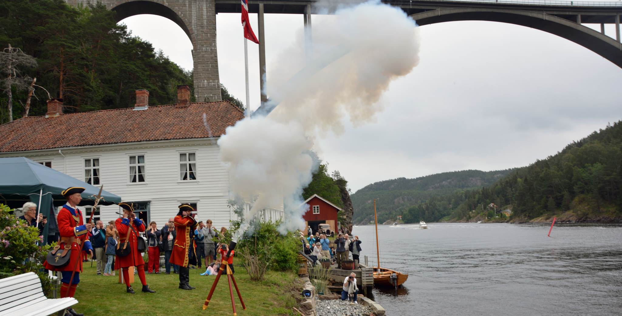 Hagefest for alle på fergestedet Gamle Svinesund, med salutt under gamle Svinesundbroen av Fredriksten Artillerie Compagnie. 