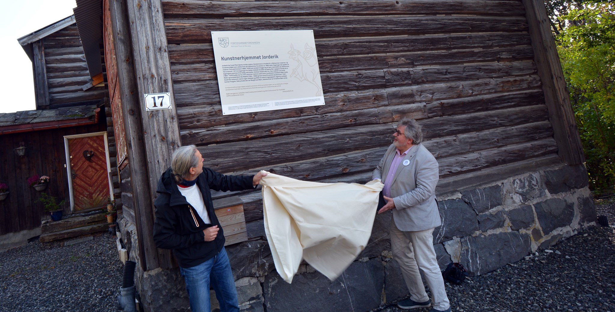 Generalsekretær Ola H. Fjeldheim og Kåre Hosar, leder for Oppland avdeling, sto for avdukingen av skiltet som forteller om kunstnerhjemmet Jorderik og foreningens nye prosjekt. 