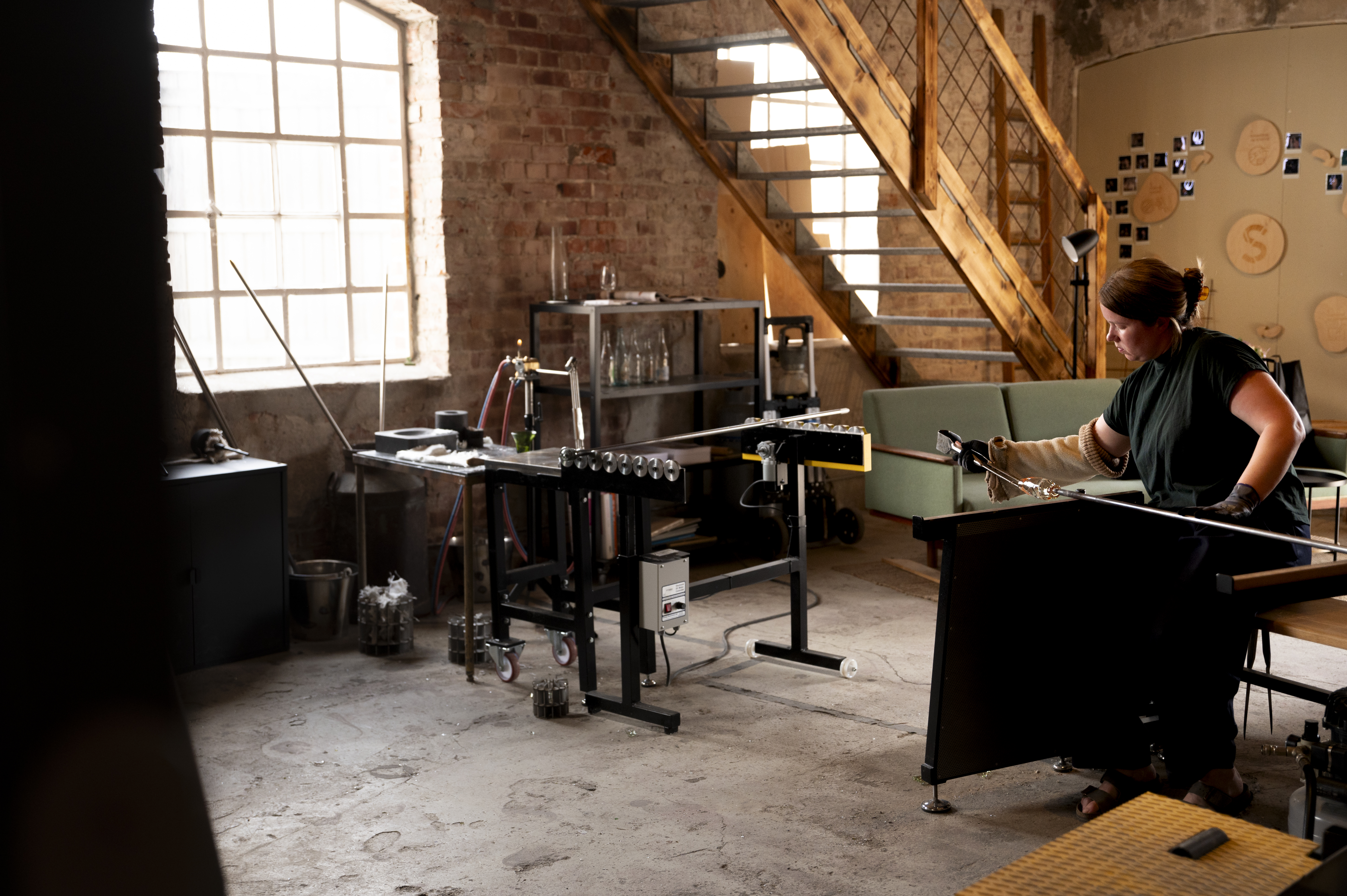RESIRKULERING: Glasshåndverkerne fra Studio Sirkel holder til på Vaterland her bruker de resirkulert glass til å lage glasstøy til flere av landets beste Resturanter