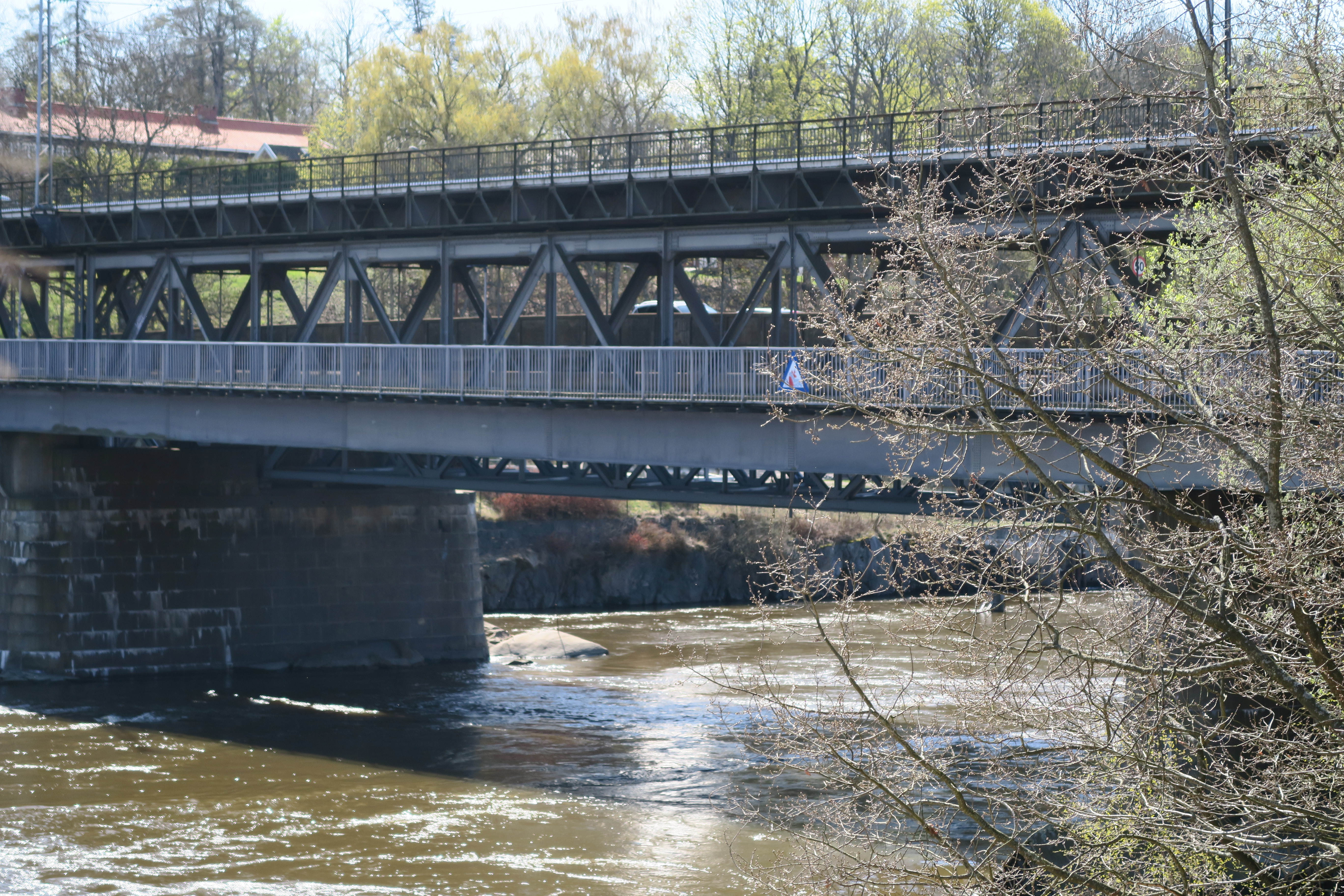 Dette er den gamle broen over Sarpefossen som skal erstattes av en ny bro og et veisystem som gjør at Tarris må rives.