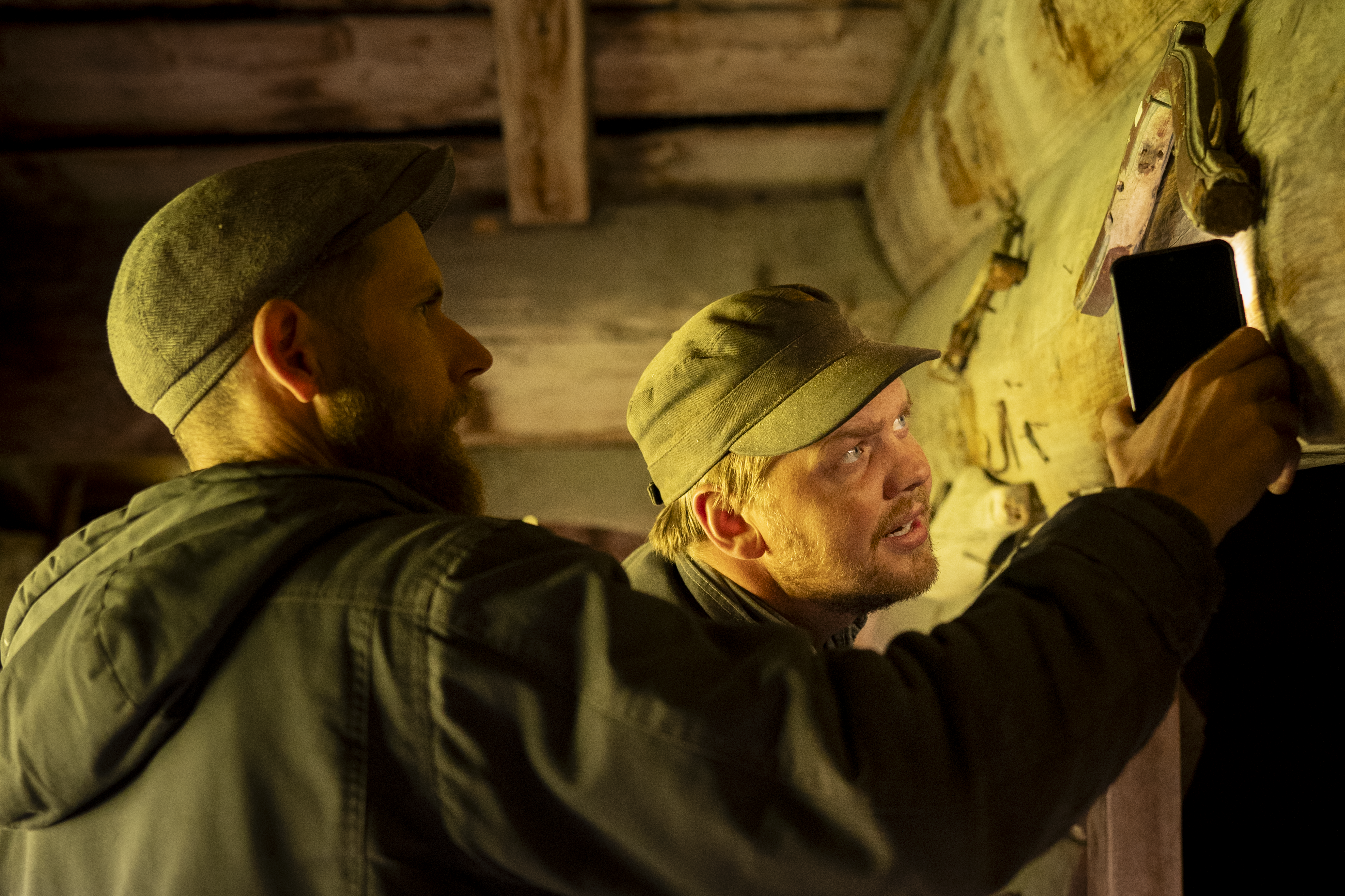 SPORFINNERNE Ser man nøye nok, dukker det stadig opp verktøyspor og tydelige markeringer etter tusenkunstneren Jaran Rønjom på Kultan. Slik som her – en svak signatur som nesten har forvitret etter mange hundre år, men som fortsatt står der den først blemalt av Rønjom selv. 