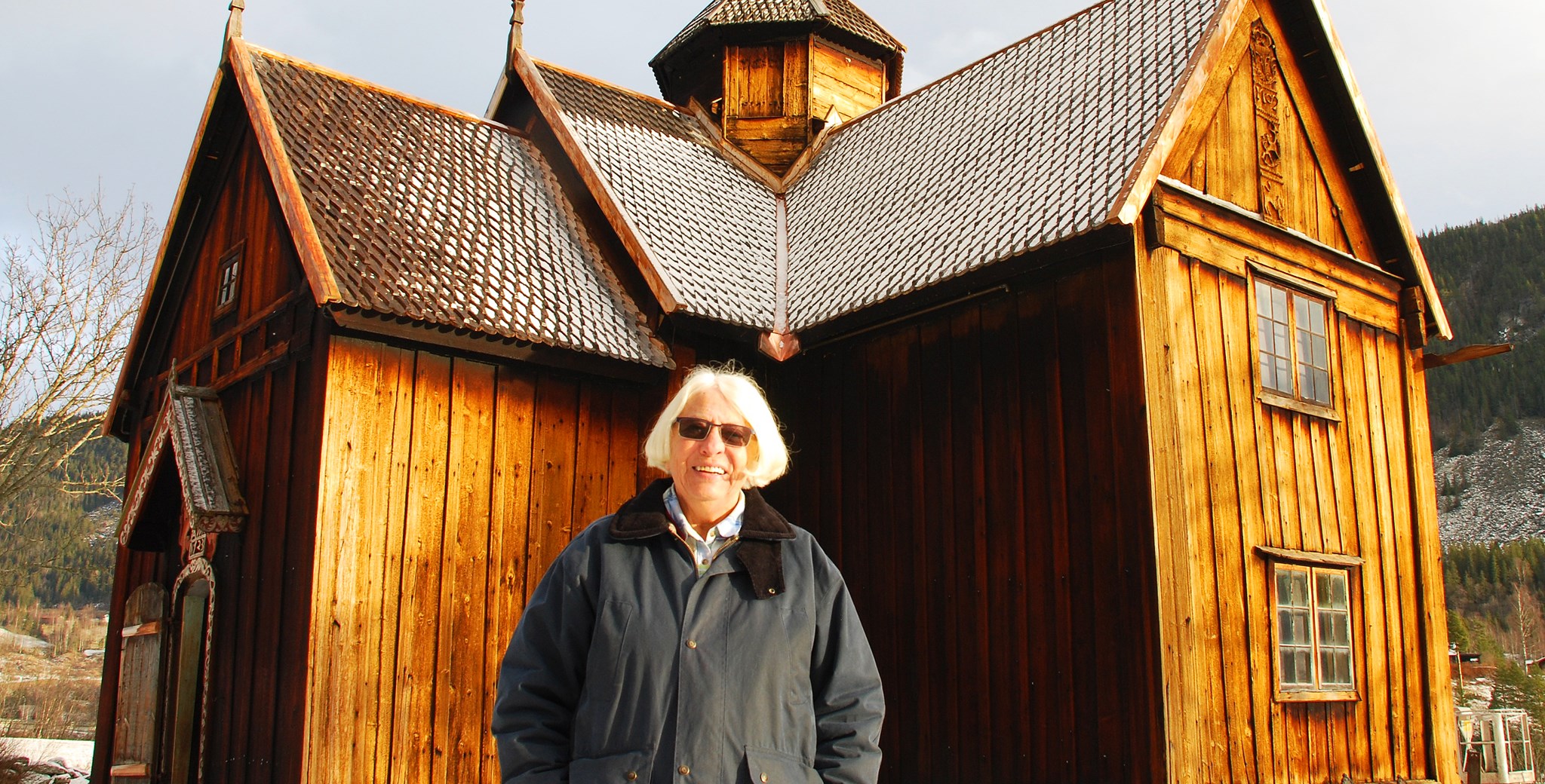 Jorunn Wiik foran Nore stavkirke en januardag i 2016