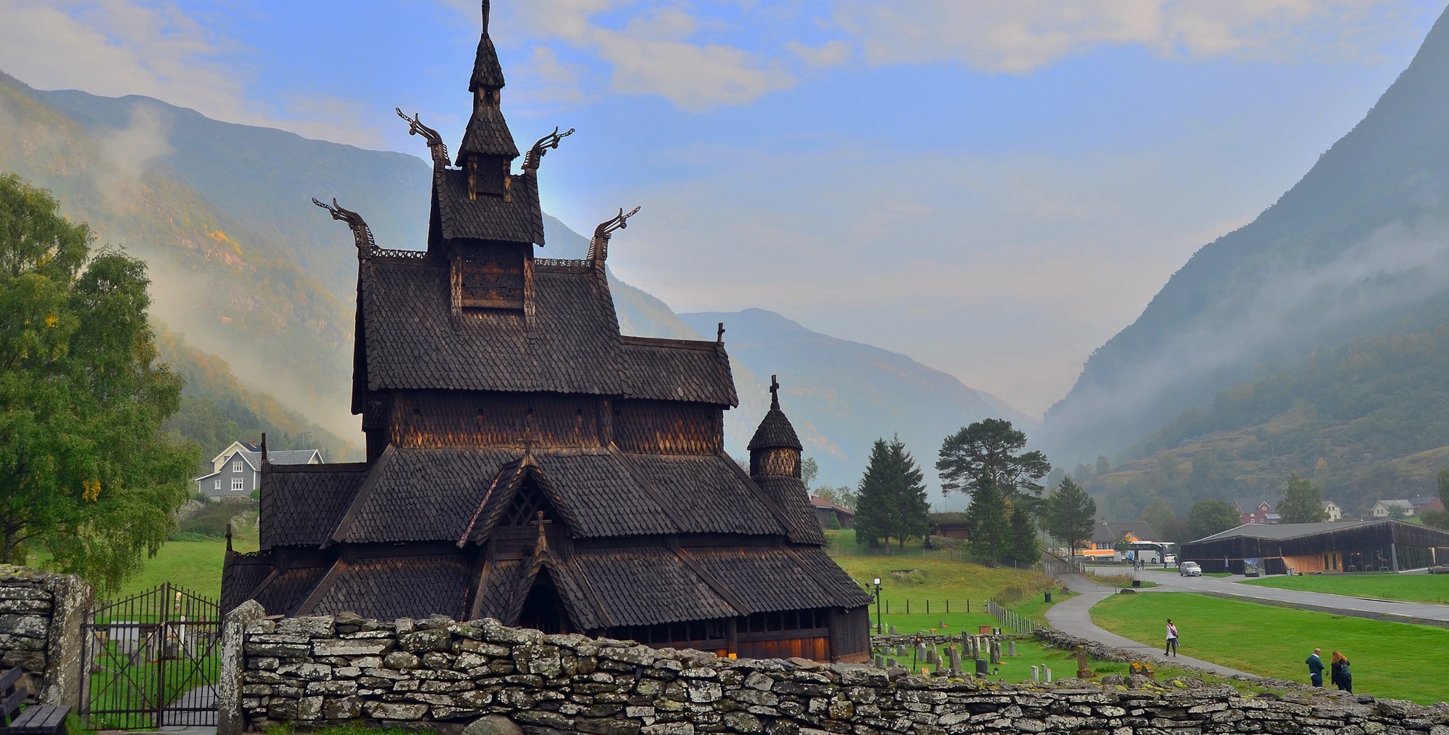 Borgund stavkirke, Lærdal i Sogn, Vestland. Fjell og dal.