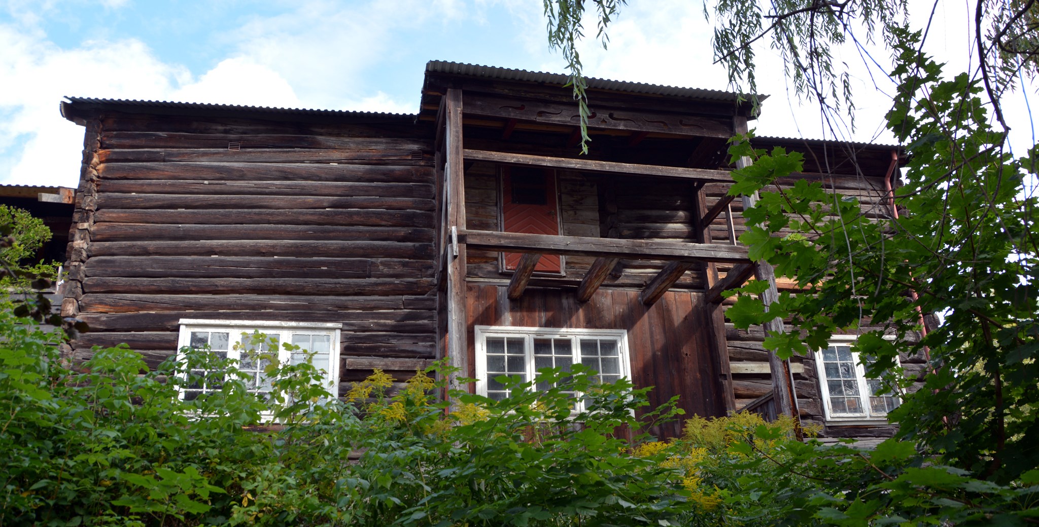 Tømmerbygningen Jorderik på Lillehammer med hage.